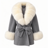 LIVMAÉ Privé — Lissette Fur Trim Coat – Grau – Produktbild