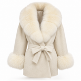 LIVMAÉ Privé — Lissette Fur Trim Coat – Weiß – Produktbild