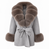 LIVMAÉ Privé — Sablette Fur Trim Coat – Grau – Produktbild