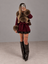 LIVMAÉ Privé — Bordeauxa Fur Trim Coat – Rot – LIVMAE Charakterbild