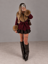 LIVMAÉ Privé — Sienna Fur Trim Coat – Rot – LIVMAE Charakterbild